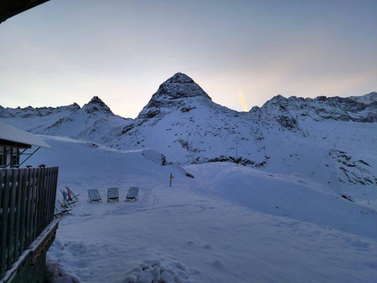 Sommet en silhouette dans les premières lueurs de l'aube, Haute Maurienne