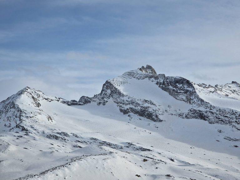 Sommets enneigés sous un ciel voilé, Alpes de Savoie