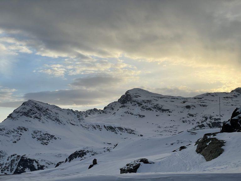 Lumière dorée du soir sur les crêtes enneigées, Haute Maurienne