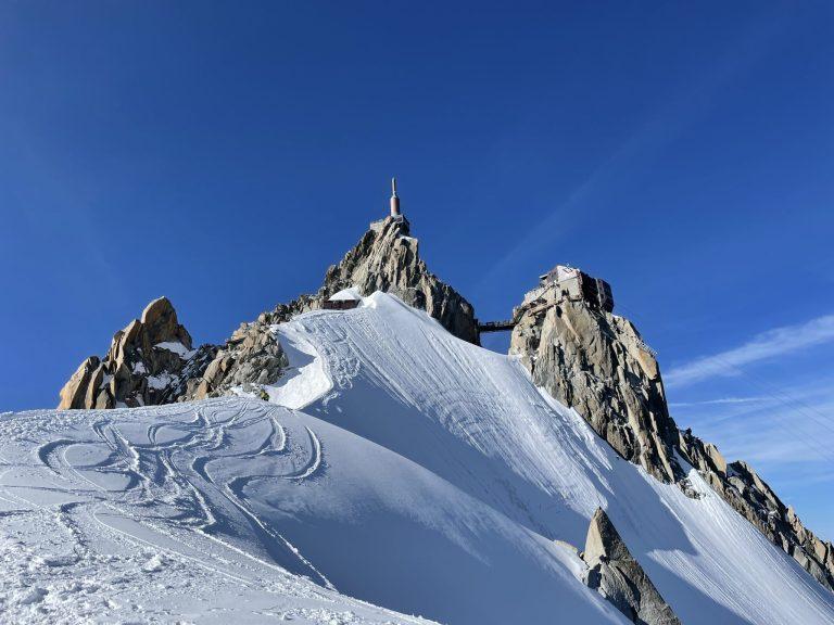 L'arête de l'Aiguille du Midi vue depuis le glacier, massif du Mont-Blanc