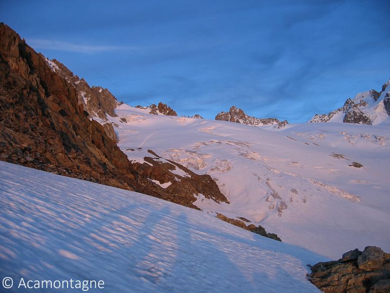 Le glacier du Tour et les sommets rocheux environnants sous un ciel bleu, massif du Mont-Blanc