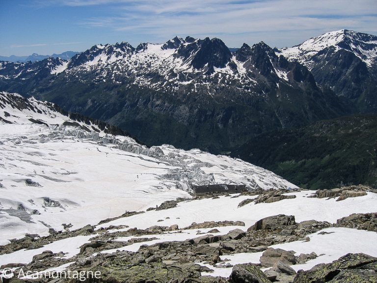Vue plongeante sur le glacier du Tour crevassé, face aux arêtes rocheuses enneigées