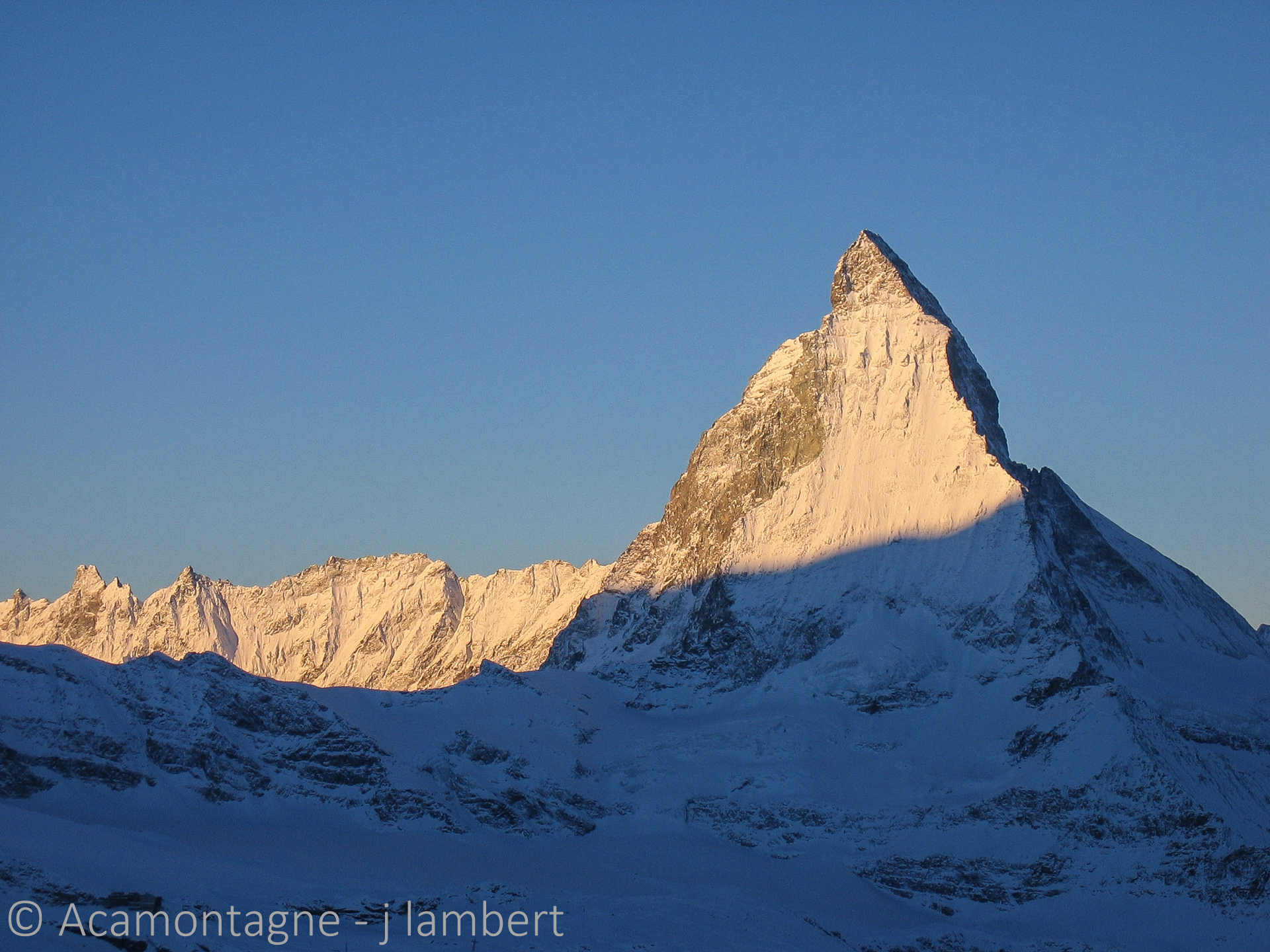 Le Cervin dans la lumière dorée du lever de soleil, vu depuis Zermatt