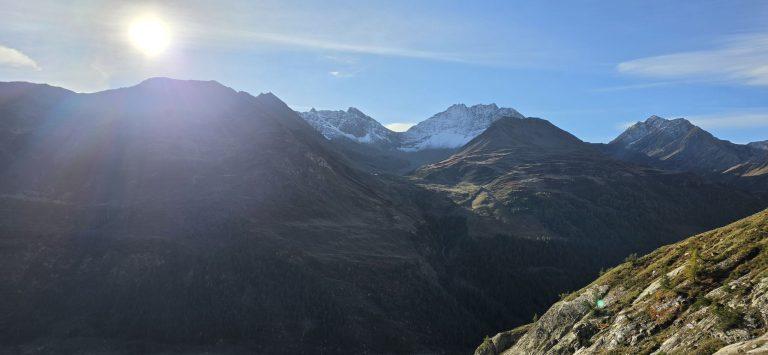 Soleil du matin au-dessus des crêtes du Val Ferret, sommets enneigés au loin