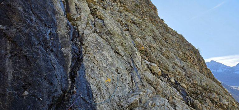 Dalles rocheuses équipées d'une corde fixe et balisées de flèches jaunes