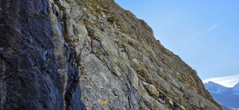 Dalles raides équipées de cordes fixes, avec le balisage jaune de l'itinéraire