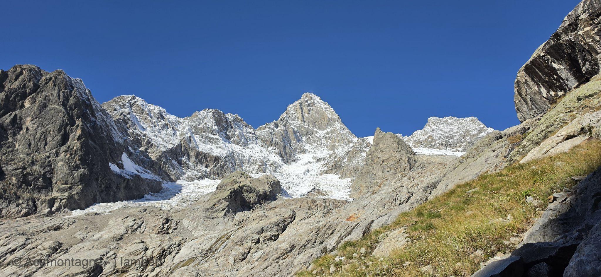 Les Jorasses et leurs glaciers apparaissent au-dessus du vallon de Frébouze