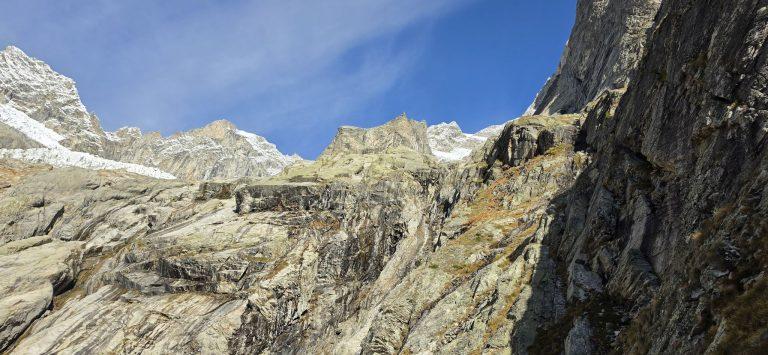 Dalles polies et cirque glaciaire sous les sommets des Jorasses