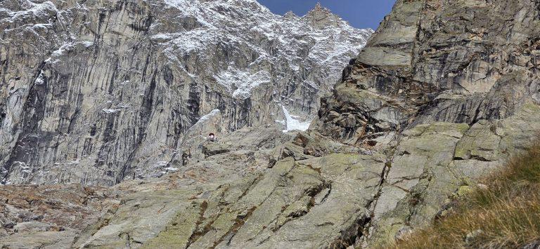 Grandes parois granitiques saupoudrées de neige dominant l'itinéraire de montée