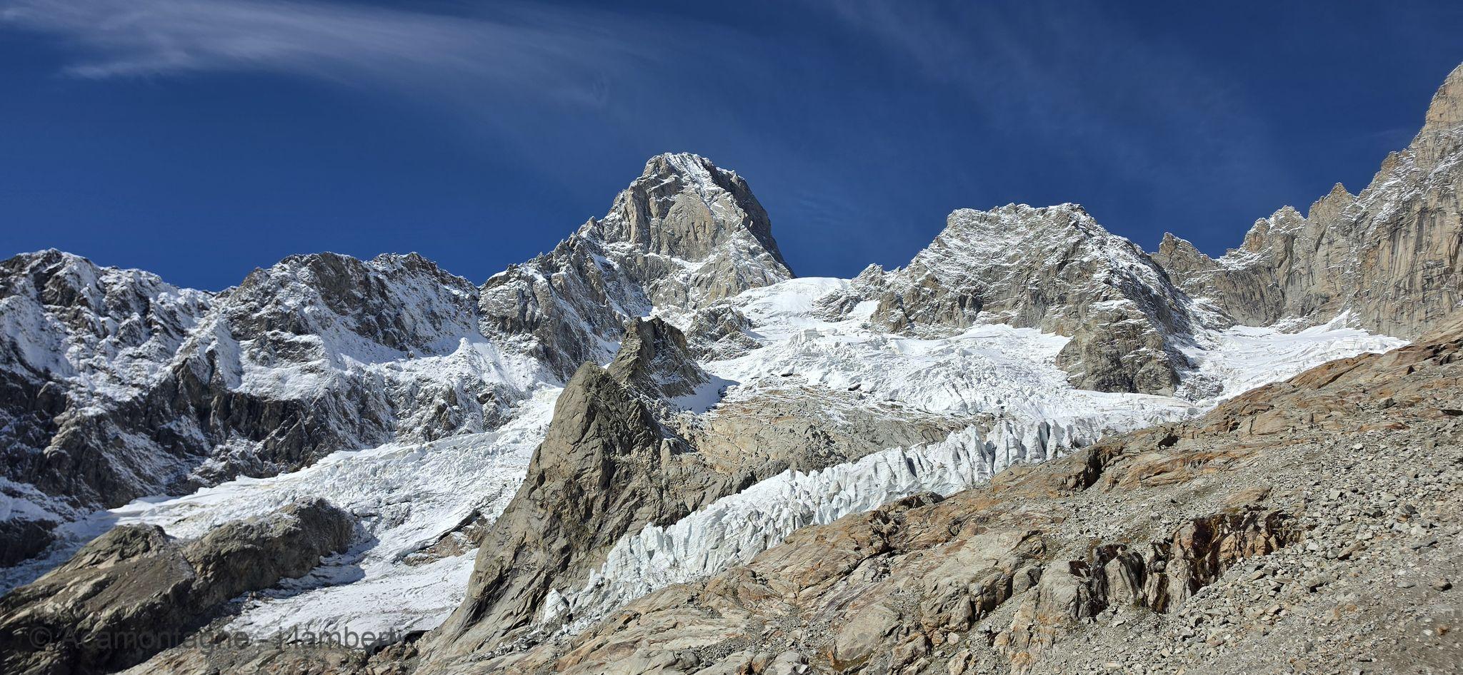Sommets des Jorasses et chutes de séracs du glacier de Frébouze sous un ciel bleu profond