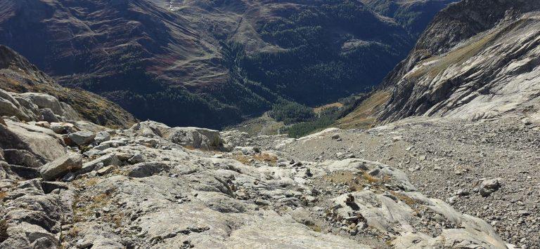 Regard vers le Val Ferret depuis les dalles de la moraine
