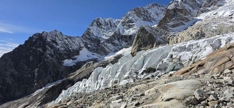 Séracs du glacier de Frébouze au pied des parois enneigées