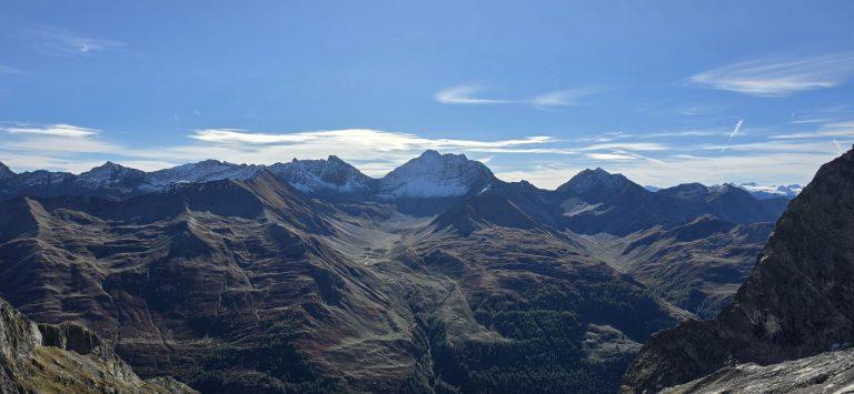 Panorama sur le Val Ferret et les sommets de la rive opposée