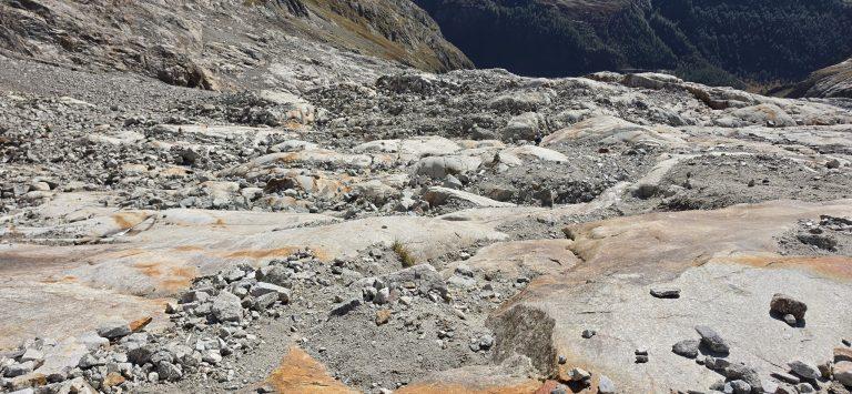 Dalles glaciaires veinées d'ocre sous le dernier ressaut d'accès au bivouac