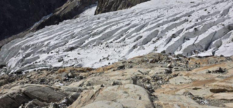 Langue crevassée du glacier de Frébouze au-dessus des dalles de la moraine