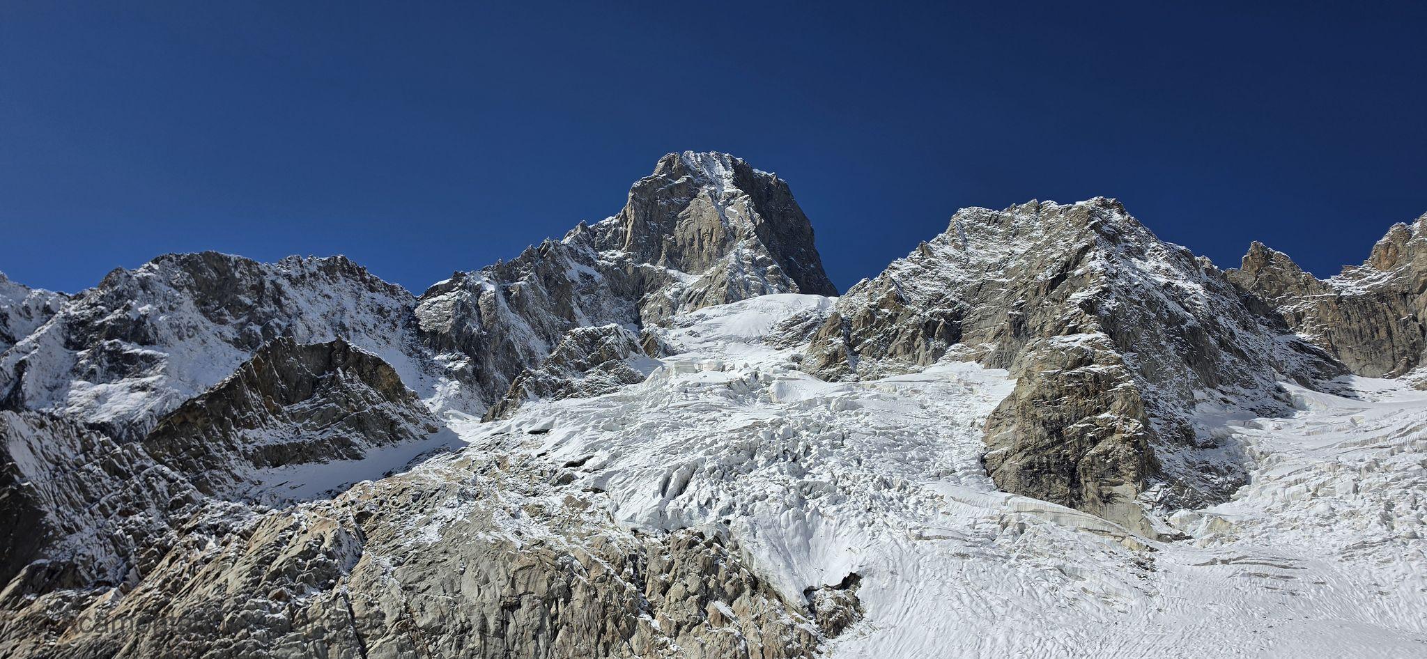 Glacier de Frébouze et sommets enneigés des Jorasses, vus à l'approche du bivouac