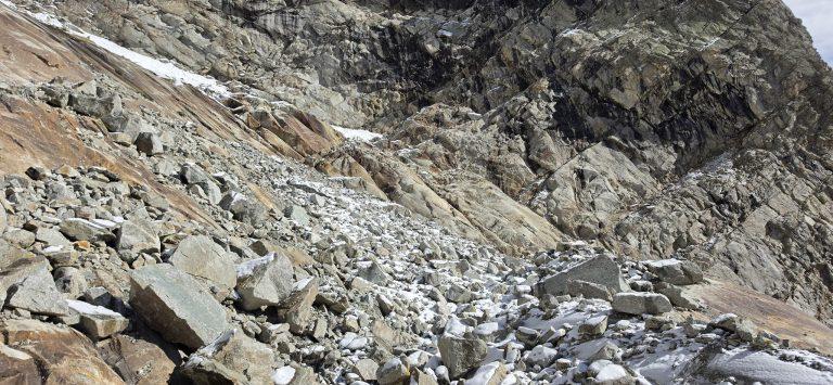Pierrier saupoudré de neige fraîche sous les parois, dernière montée vers le bivouac