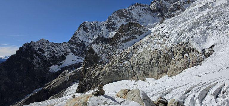 Cairn sur le replat du bivouac, face au glacier crevassé et aux Jorasses
