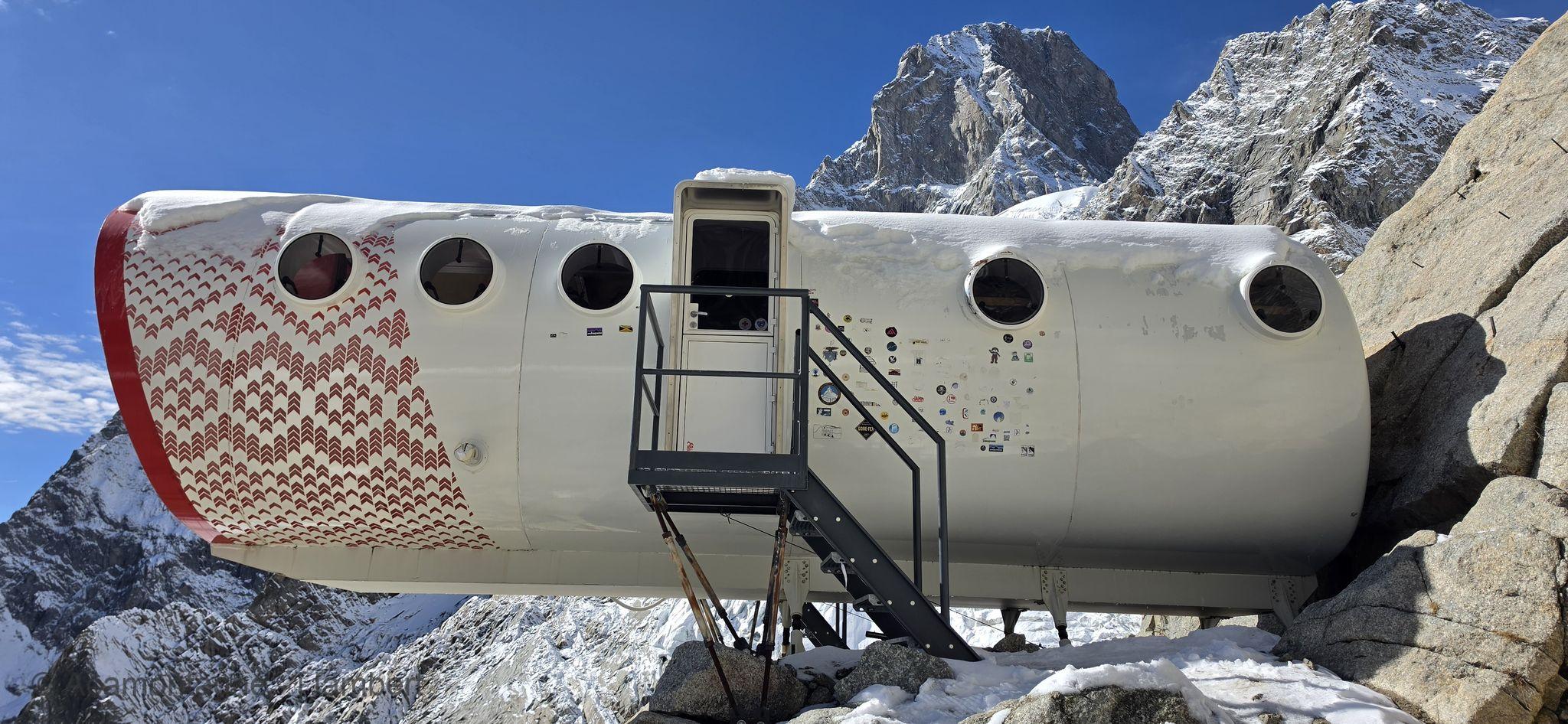 Le bivouac Gervasutti, capsule blanche et rouge à 2 835 m, devant les sommets des Jorasses