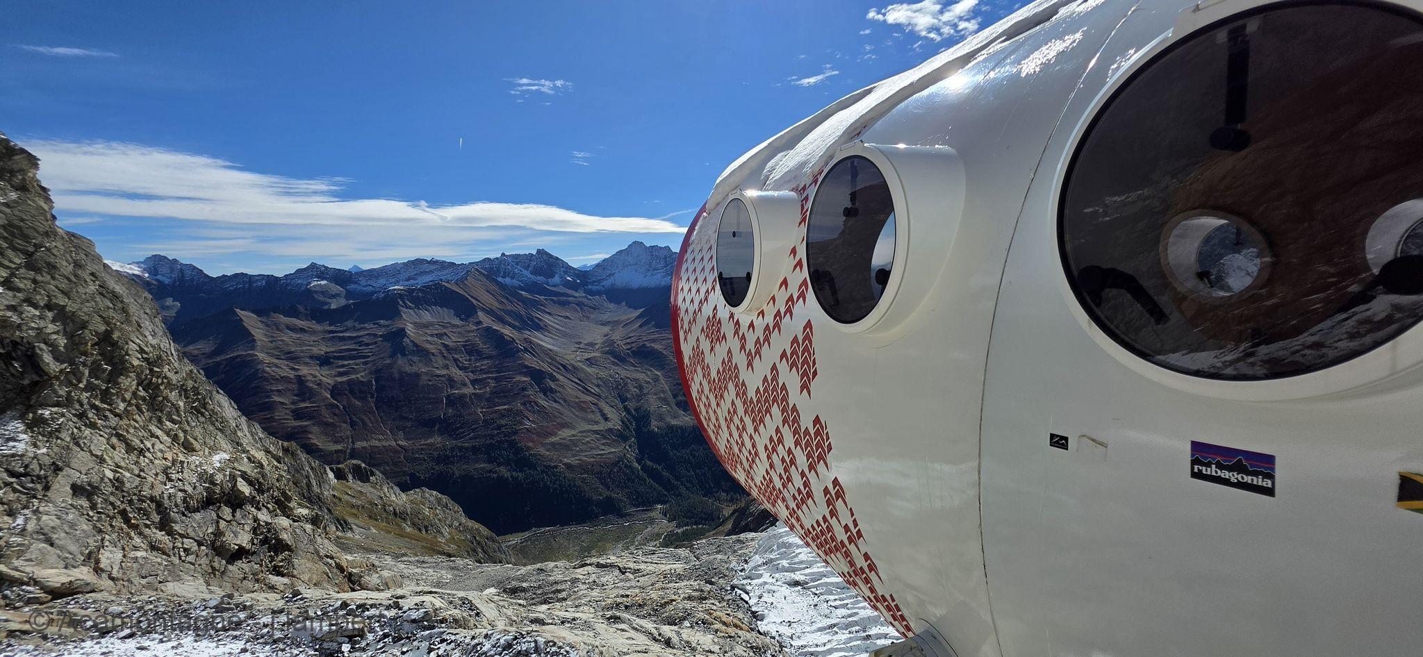 Hublots et grande baie vitrée du bivouac Gervasutti, avec le Val Ferret en contrebas