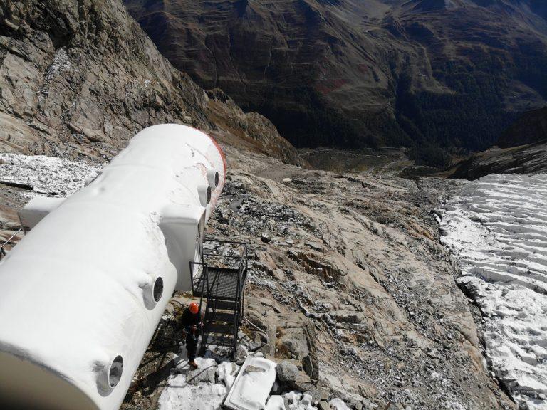 Le bivouac Gervasutti vu du ciel, posé sur son éperon rocheux au bord du glacier de Frébouze