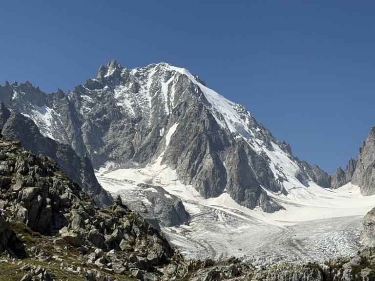 L'Aiguille d'Argentière et sa face enneigée dominant le glacier de Saleina