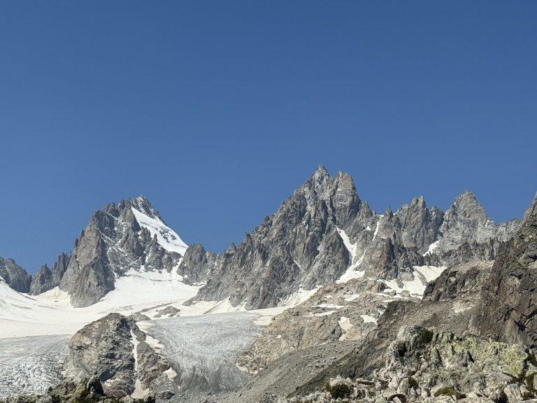 Sommets rocheux effilés et glacier au fond du bassin de Saleina