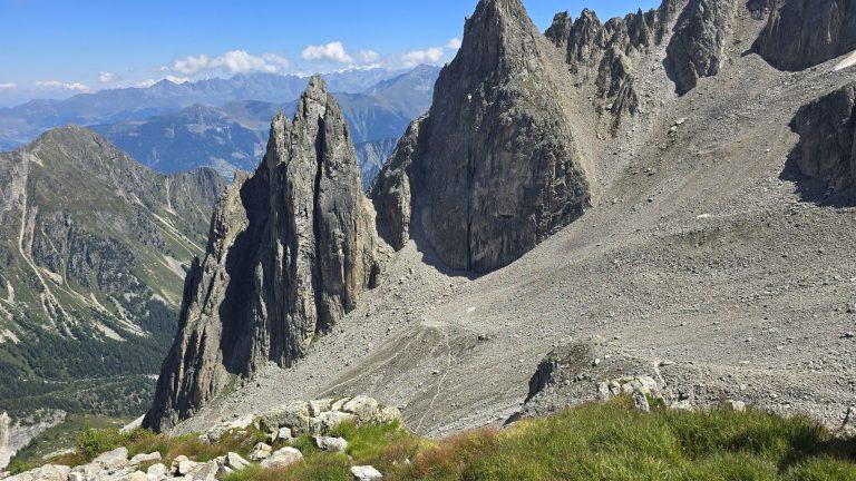 Tours rocheuses des Clochers des Planereuses au-dessus du Val Ferret