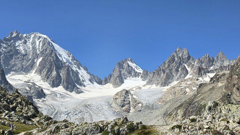 Le glacier de Saleina et son cirque de sommets enneigés et d'aiguilles rocheuses