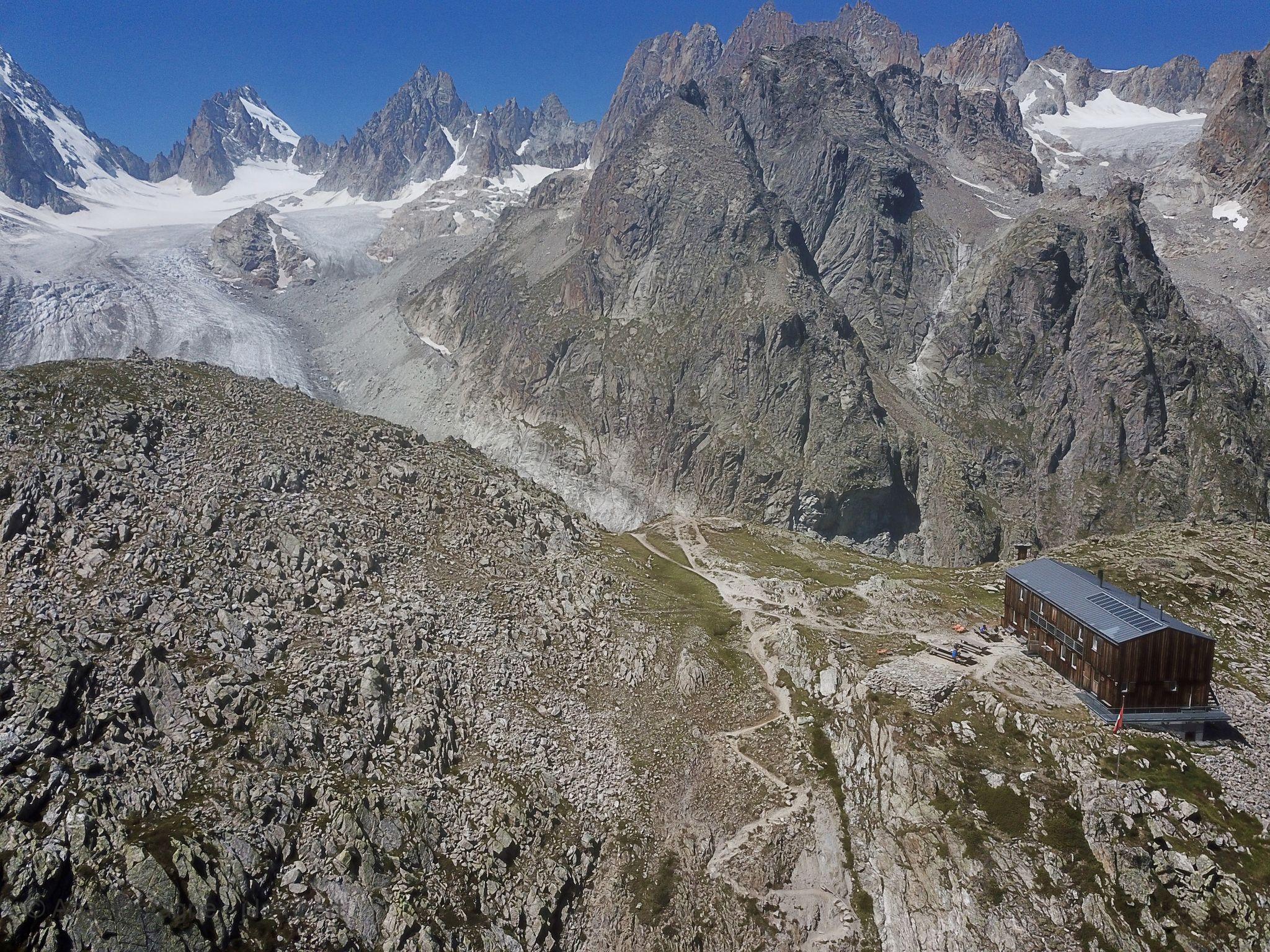Vue au drone de la cabane de Saleinaz sur son replat rocheux, au-dessus du glacier de Saleina