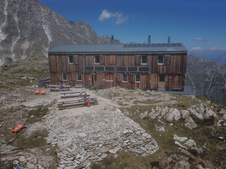 Vue au drone de la façade en bois de la cabane de Saleinaz et de sa terrasse