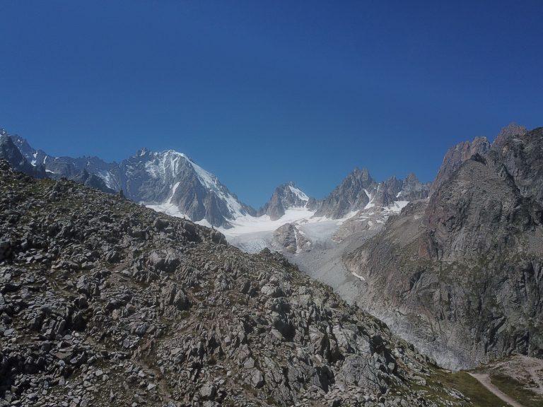 Vue au drone sur la vallée du glacier de Saleina et les sommets enneigés