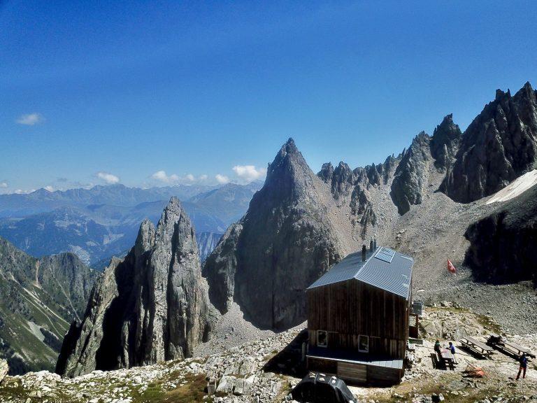 Vue au drone de la cabane de Saleinaz devant les Clochers des Planereuses, le Val Ferret au loin