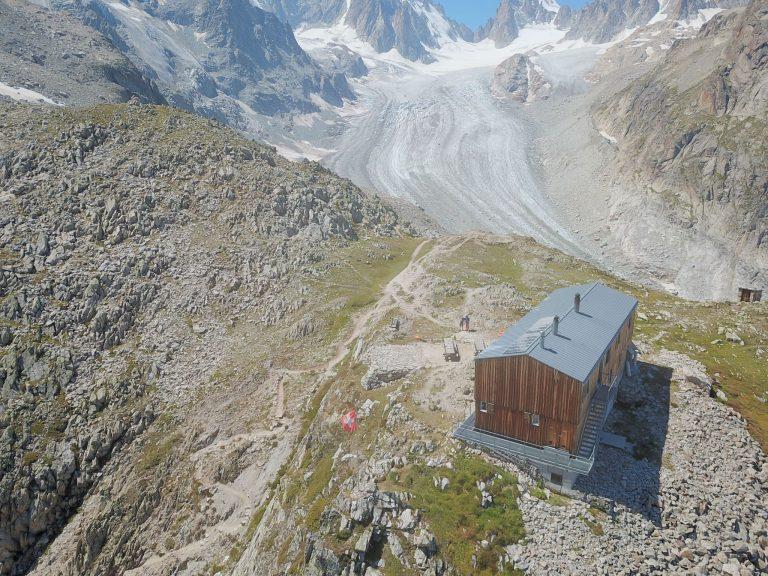 Vue plongeante au drone sur la cabane et le glacier de Saleina