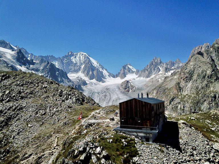 Vue au drone de la cabane de Saleinaz, face au bassin du glacier de Saleina
