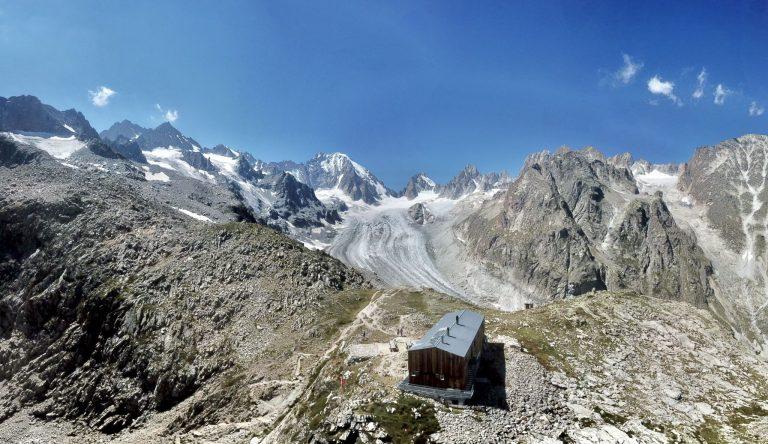 Panorama au drone : la cabane de Saleinaz au premier plan, le glacier de Saleina et son cirque de sommets