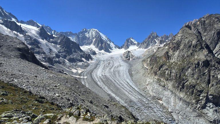 Le glacier de Saleina et ses bandes de moraine descendant du cirque de sommets