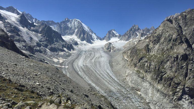 Les bandes de moraine du glacier de Saleina sous les sommets enneigés