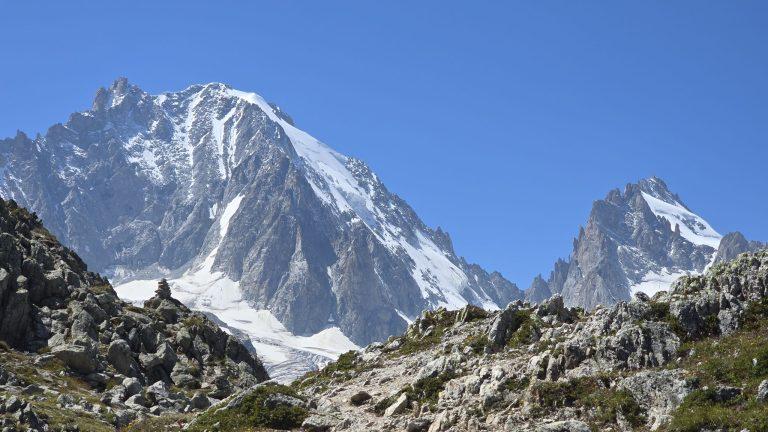 L'Aiguille d'Argentière et les sommets voisins au-dessus des rochers