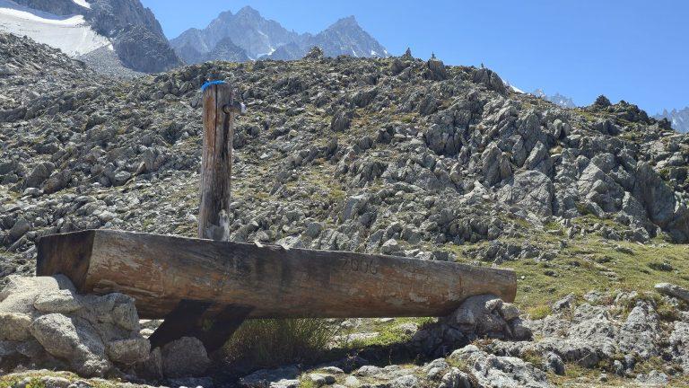 Fontaine taillée dans un tronc près de la cabane, au milieu des rochers