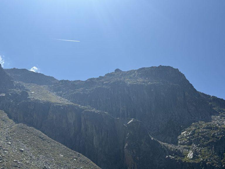 Falaises et pentes d'éboulis dans la descente, à contre-jour