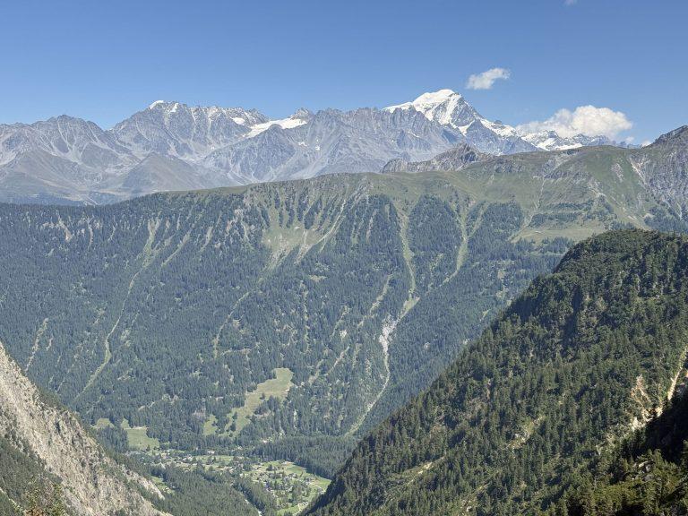 Le Val Ferret et ses forêts, le massif enneigé du Grand Combin au loin