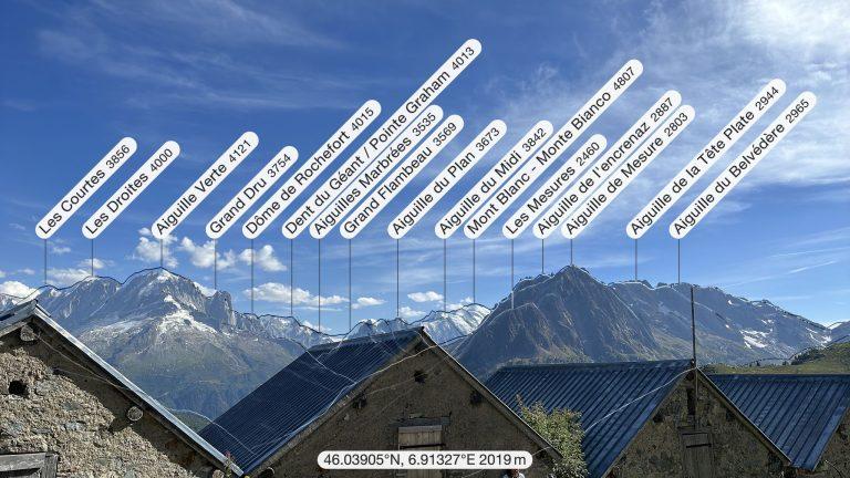 Panorama annoté depuis le refuge de Loriaz : Aiguille Verte, Mont Blanc et Aiguilles Rouges derrière les toits des chalets