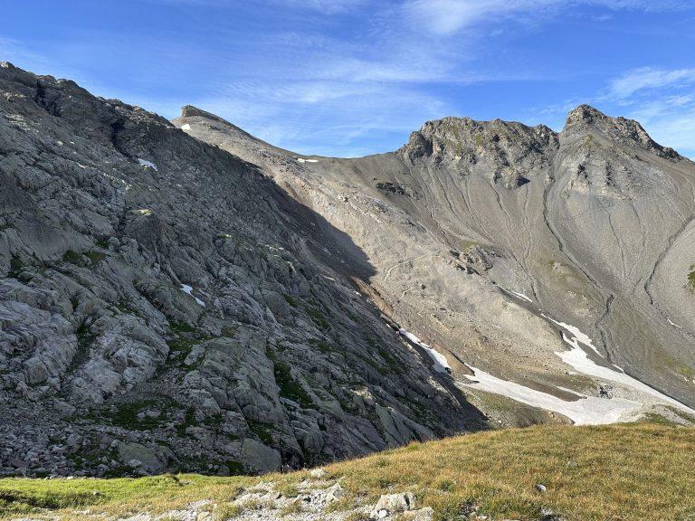 Pentes de schiste et névés dans le cirque qui domine le Vieux Émosson