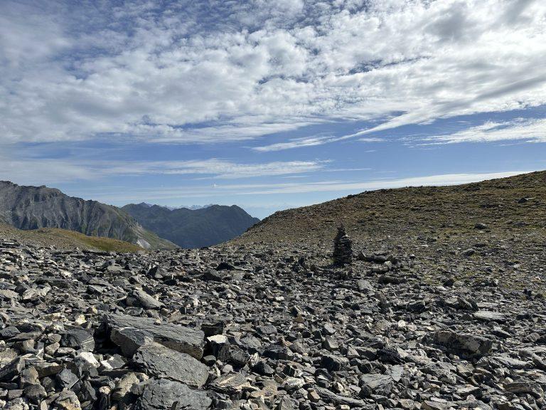 Cairn au milieu d'un pierrier de schiste, sur le chemin du Cheval Blanc