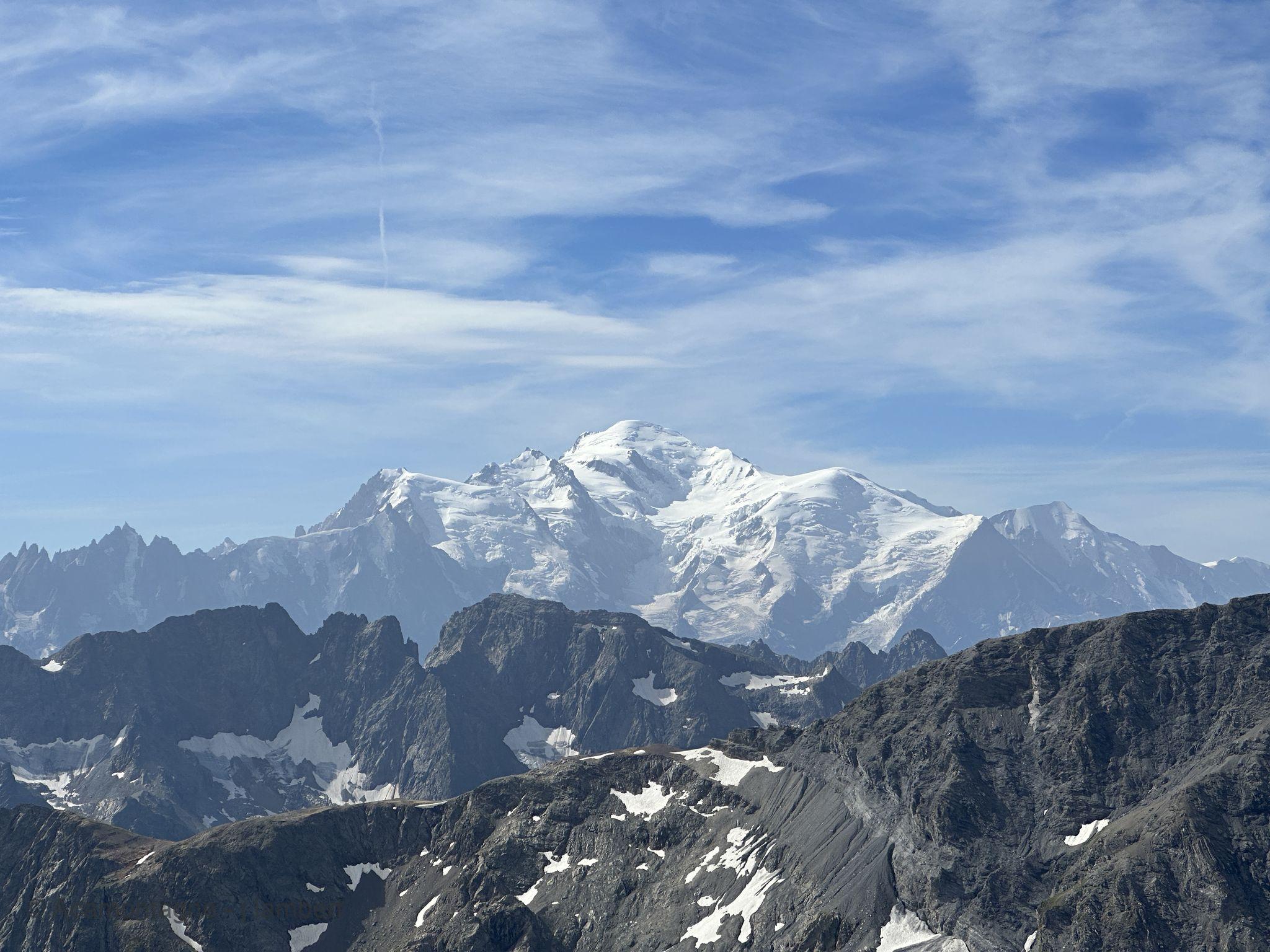 Le Mont Blanc enneigé au-dessus des crêtes, vu des pentes du Cheval Blanc
