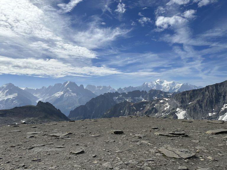 Le massif du Mont-Blanc au-delà d'un plateau de schiste, sous les nuages