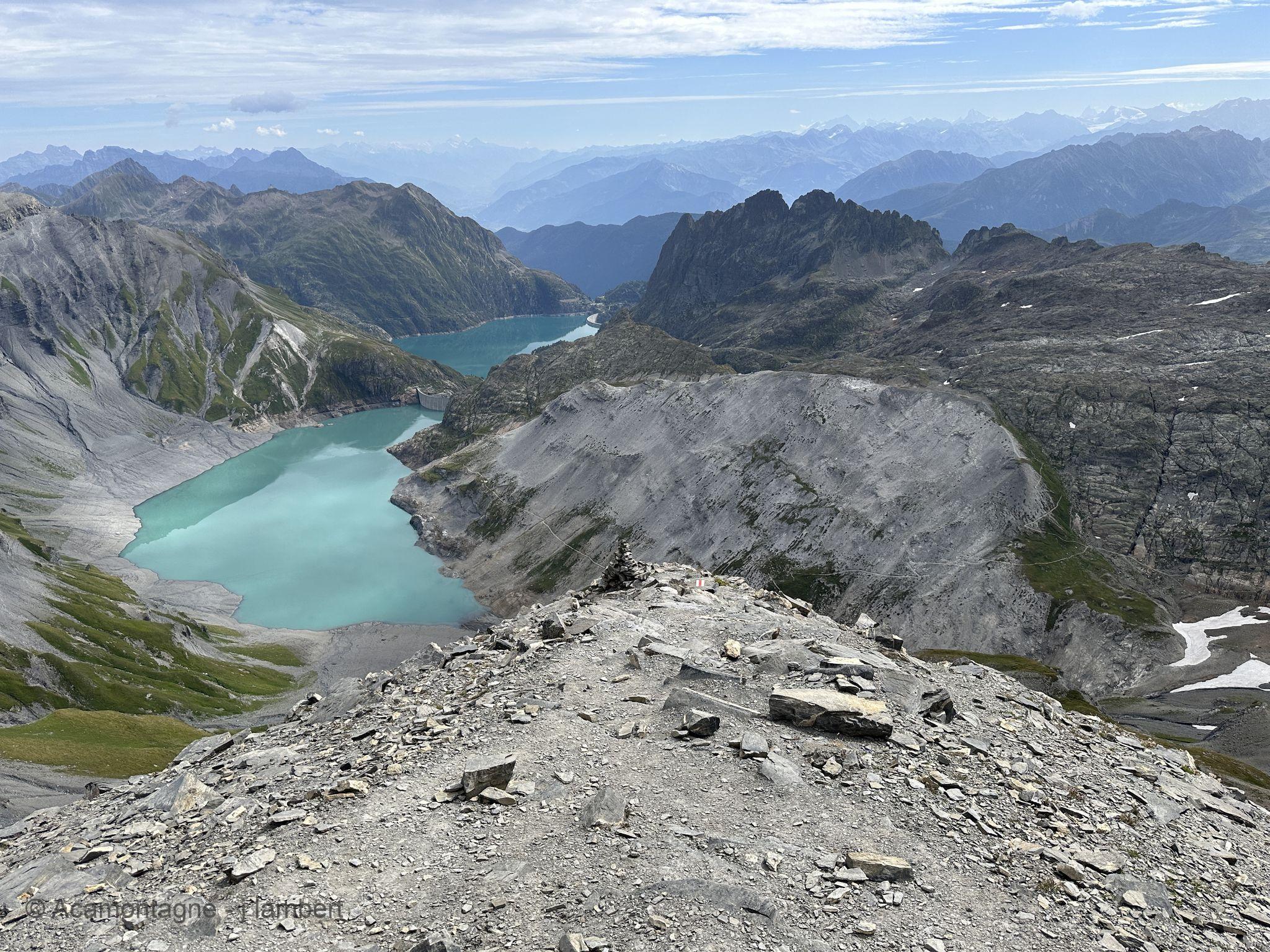 Le lac turquoise du Vieux Émosson et, plus loin, le lac d'Émosson, vus du Cheval Blanc