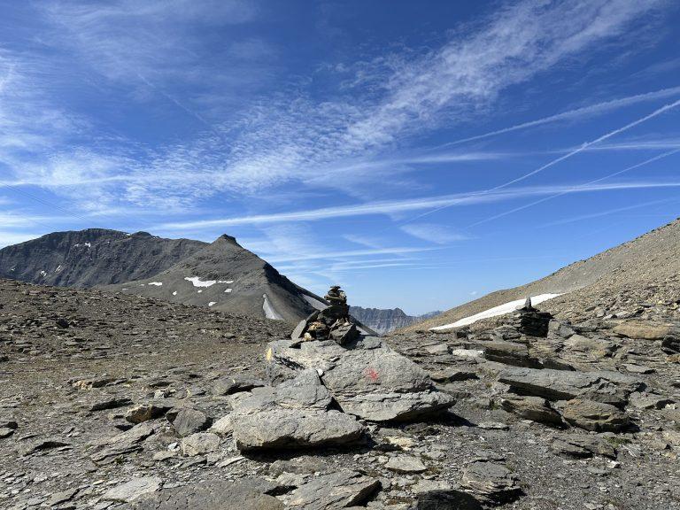 Cairns sur la crête entre le Cheval Blanc et le Buet, névés et sommets en arrière-plan
