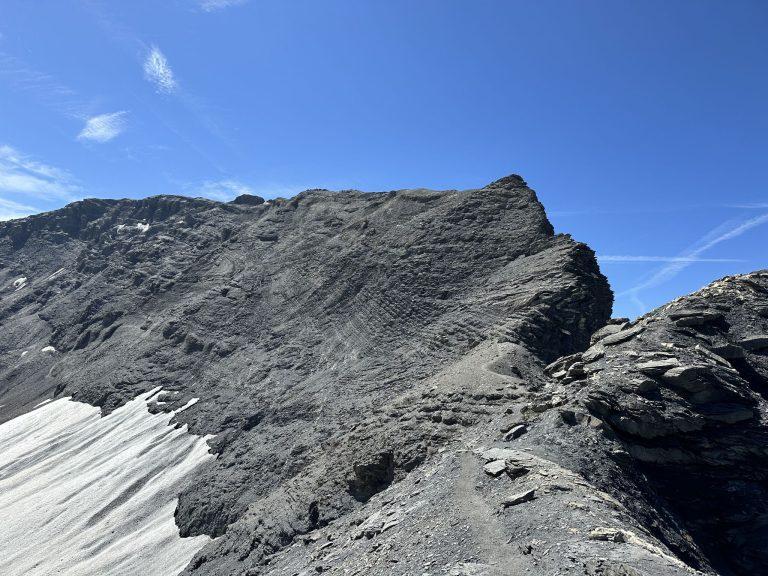 Arête rocheuse vers le Buet, un névé sur la gauche